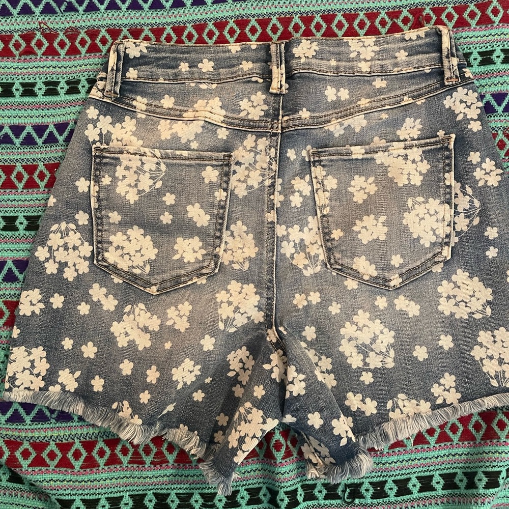 Sincerely Jewels Denim & Daisy Jorts in Stretch Denim 🌼 - Picture 3 of 5